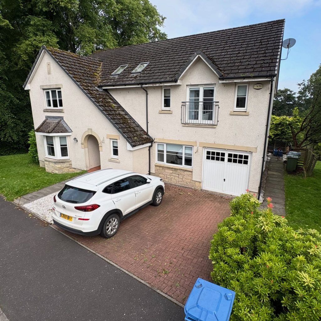 Soft washing and render cleaning on a modern house
